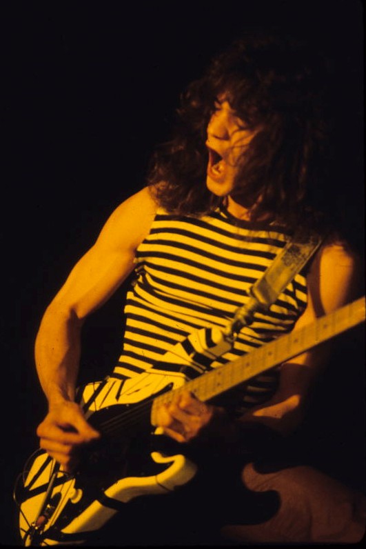 Fotografía de Eddie Van Halen, un pionero de la guitarra eléctrica y el más grande innovador de su generación.