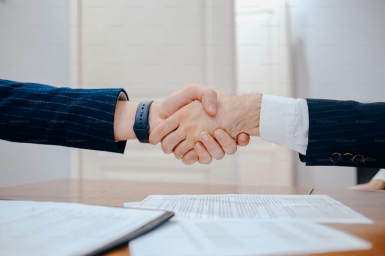 Los contratos son el método por excelencia para negociar los derechos de propiedad intelectual, lo mejor es asegurar todo por escrito con la mayor transparencia posible.