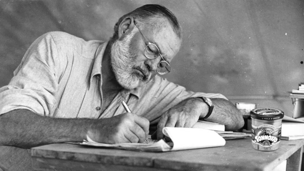 Primer plano de Ernest Hemingway (aprox. 1953) reconocido autor literario del Siglo XX. El plazo de protección de sus derechos de autor ha vencido en muchos países del mundo.