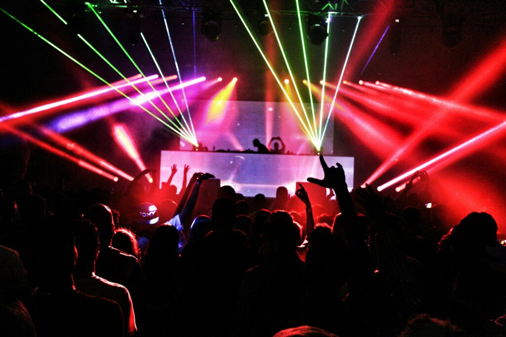 Un club nocturno tiene mucho marketing, recurren a varias estrategias como el SEM, SEO, Content Marketing, Social Media Marketing y por supuesto, Sonic Branding. Esta última tiene relación con el copyright.