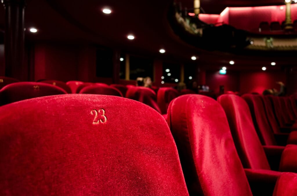 Asientos de teatro color rojo con el número 23 en primer plano