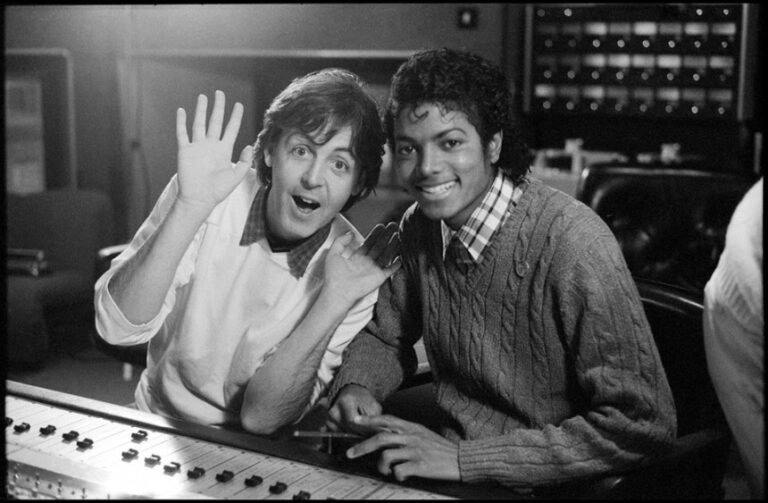Michael Jackson y Paul McCartney en el estudio en los años ochenta.