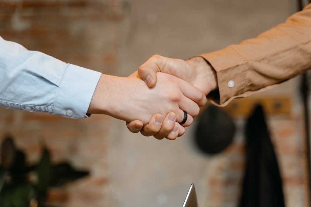 Apretón de manos genera acuerdos de contratos