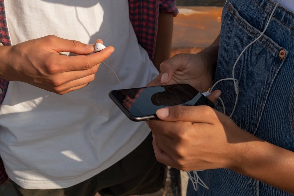 Con la llegada de la tecnología, las preferencias de los consumidores se dirigieron voluntariamente hacia la música escuchada digitalmente.