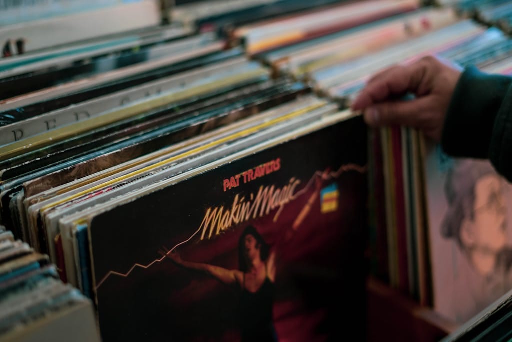 Navegación por catálogos de música representados en LPs producidos bajo contratos discográficos.