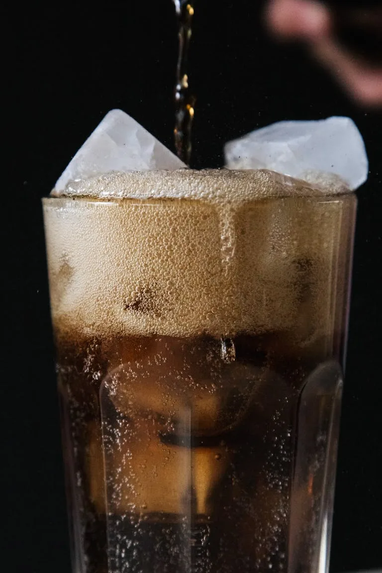 Bebida de cola no determinada, que puede ser de cualquier marca.