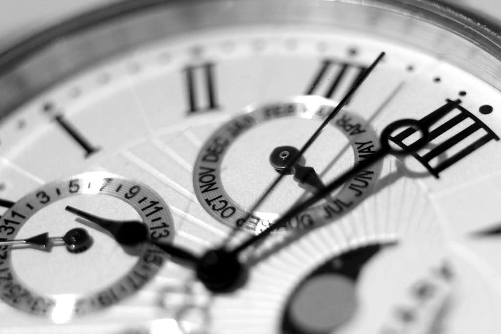 Fotografía de un reloj en blanco y negro.