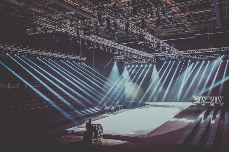 Un impresario, en solitario, preparando los aspectos visuales y logísticos del concierto