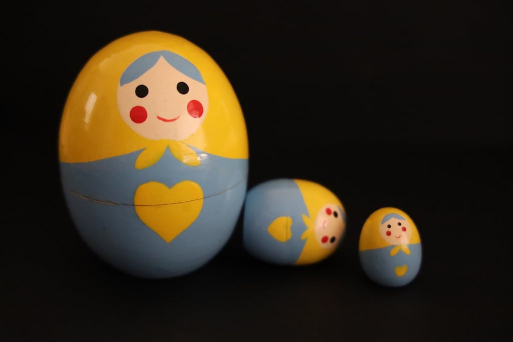 Matryoshka que simboliza las capas de contratos que existen en las relaciones jurídicas