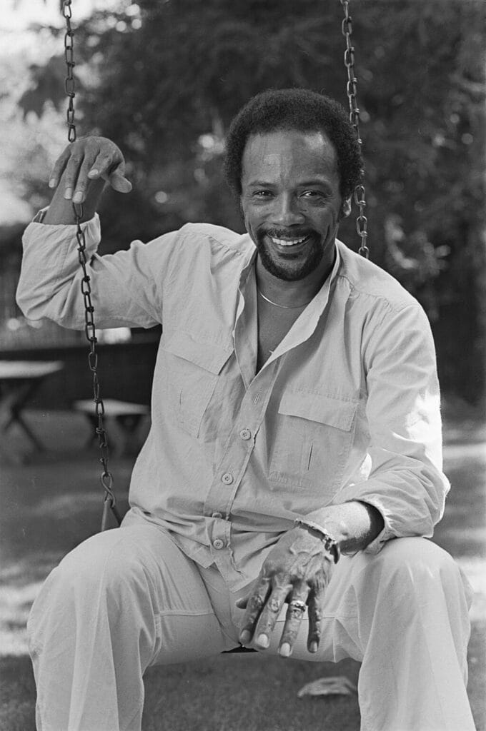 Imagen de Quincy Jones en blanco y negro, circa 1980.
