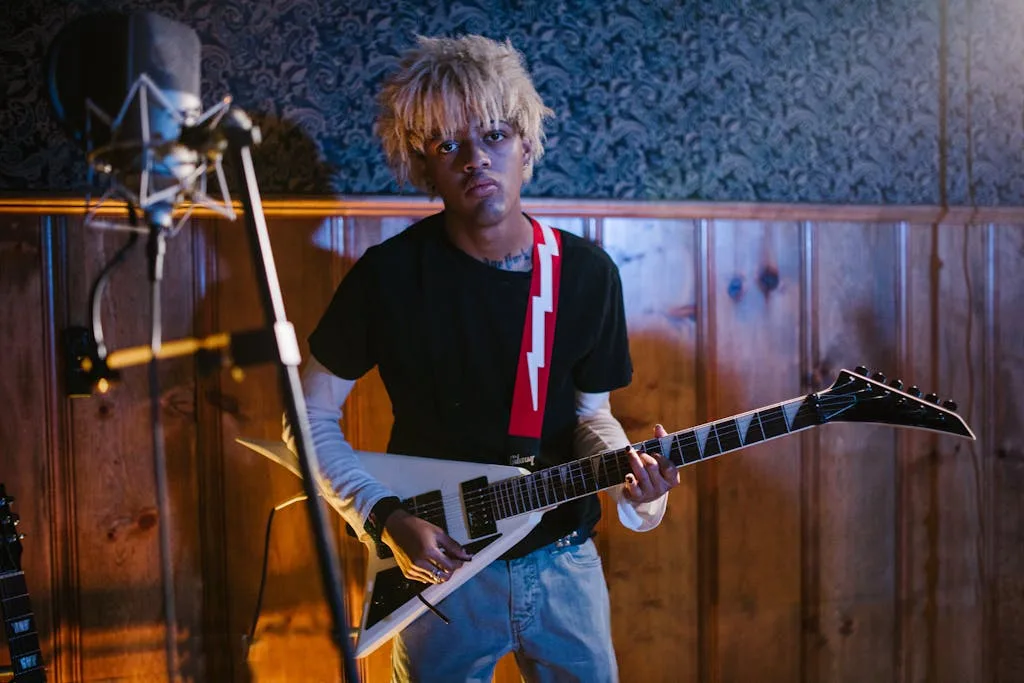 Adulto joven músico ejerciendo derechos de reproducción de su obra
