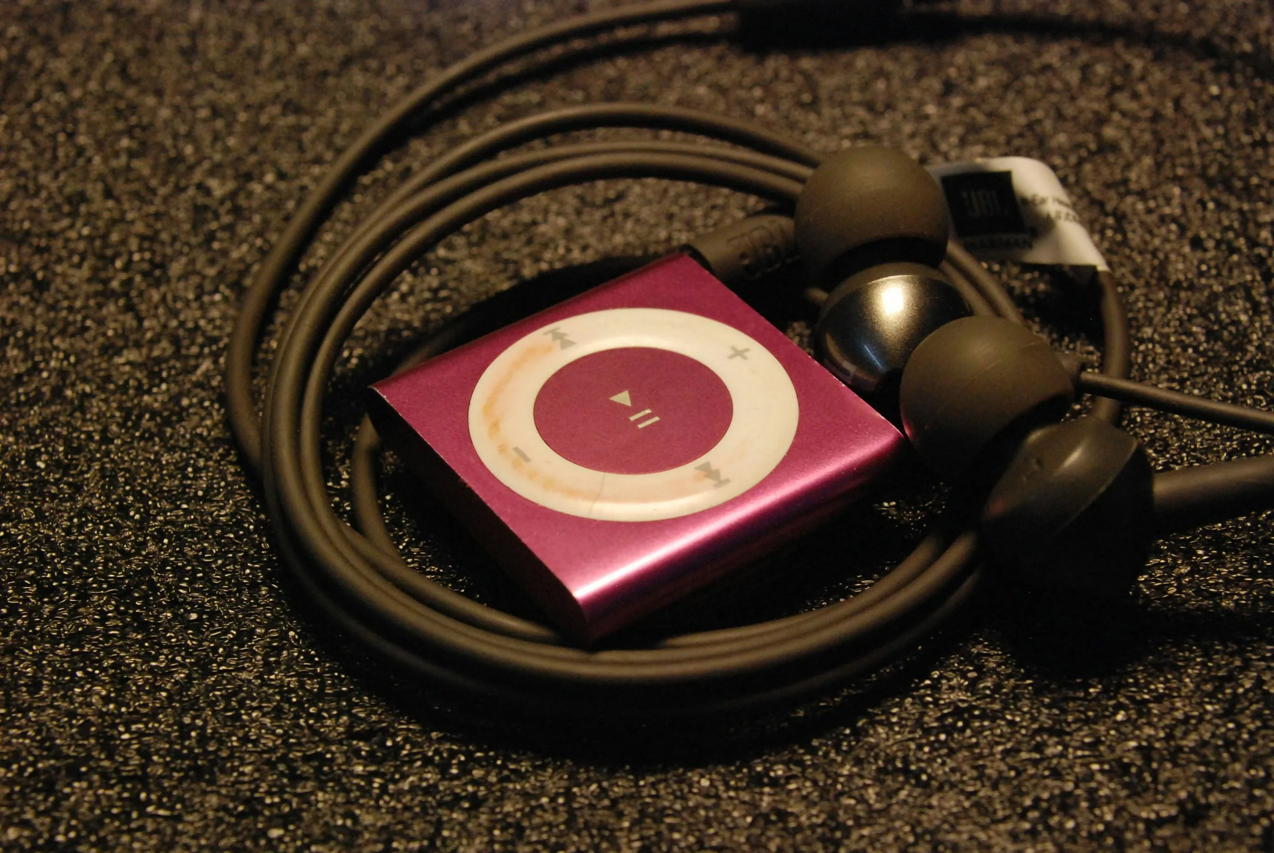 Reproductor MP3 con audífonos de cable, cuya función es reproducir masters de canciones digitalmente