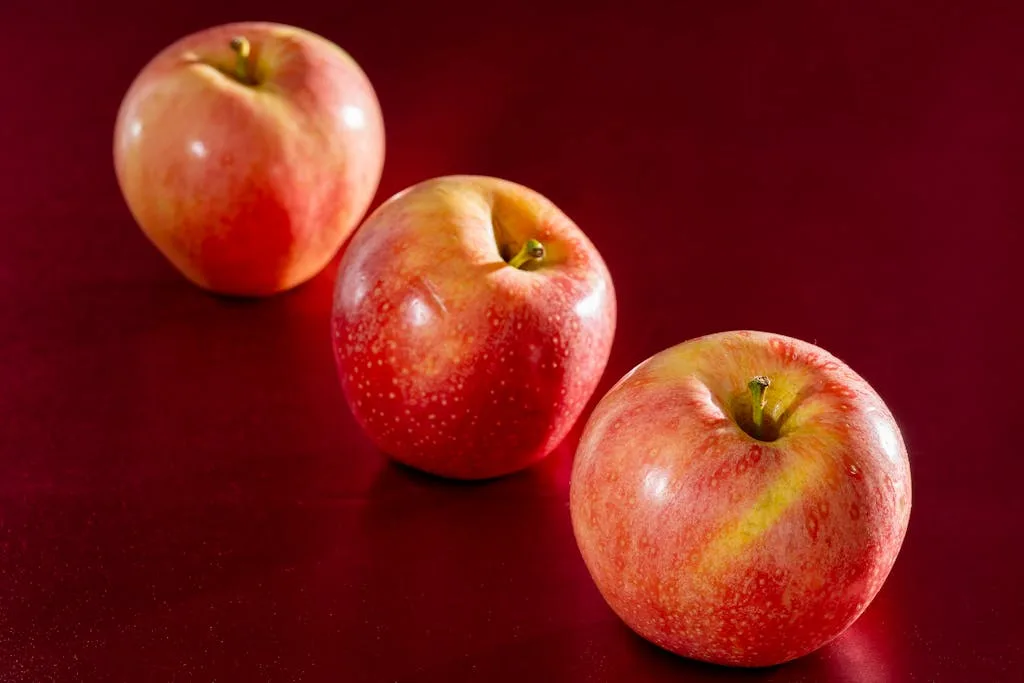 Ejemplo visual del derecho de reproducción aplicado a obras creativas: manzanas en serie