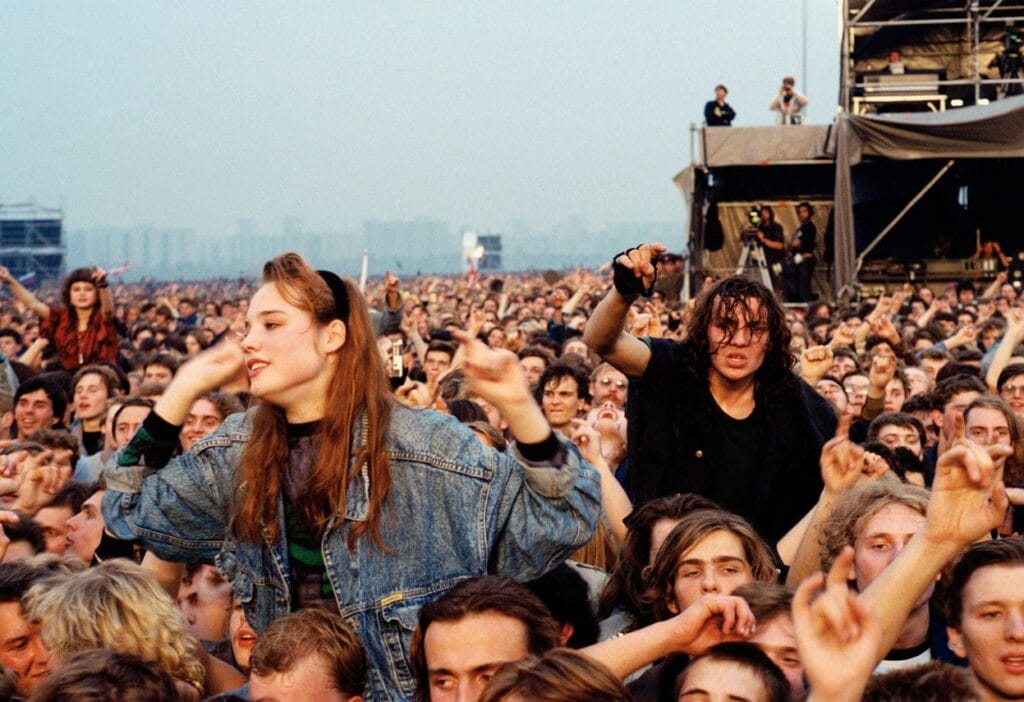 Monsters of Rock, 1991. Asistentes alzando las manos eufóricamente.