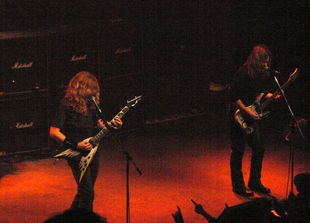 Megadeth tocando en vivo detrás de una torre de amplificadores Marshall