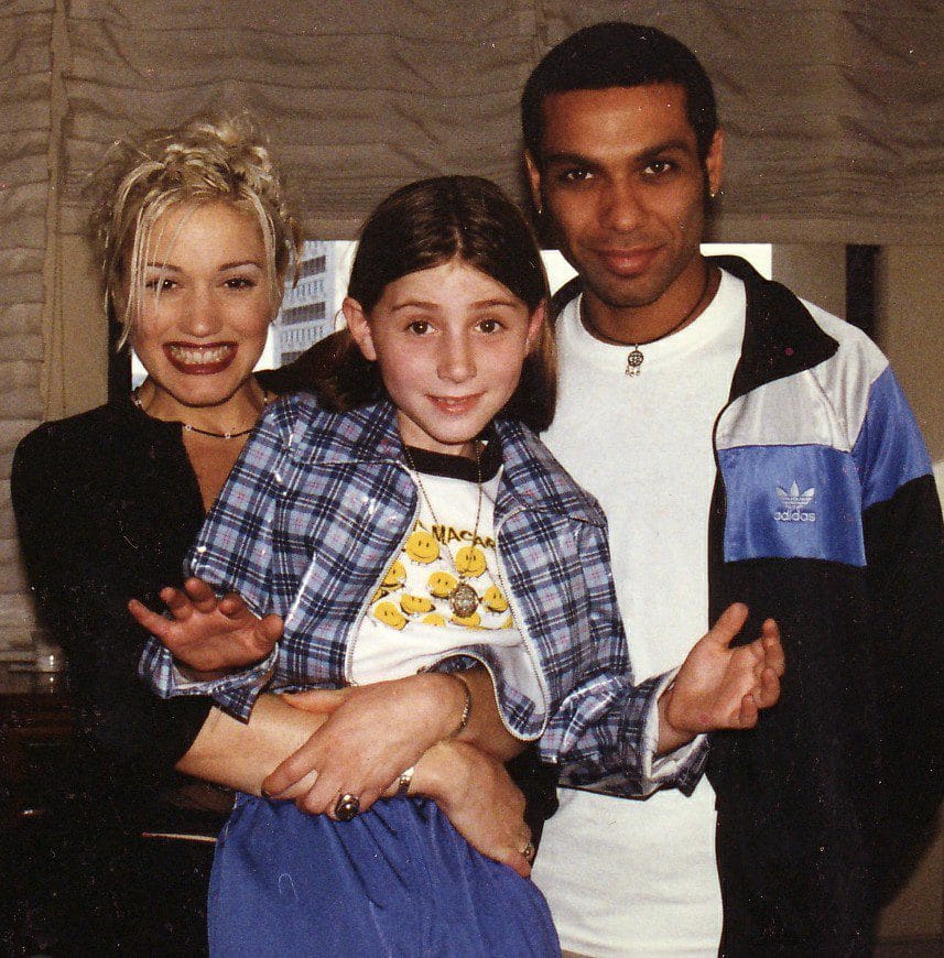 Gwen Stefani sosteniendo a Quinn Marston de 8 años, junto a Tony Kanal. Circa 1996. Miembros de No Doubt.