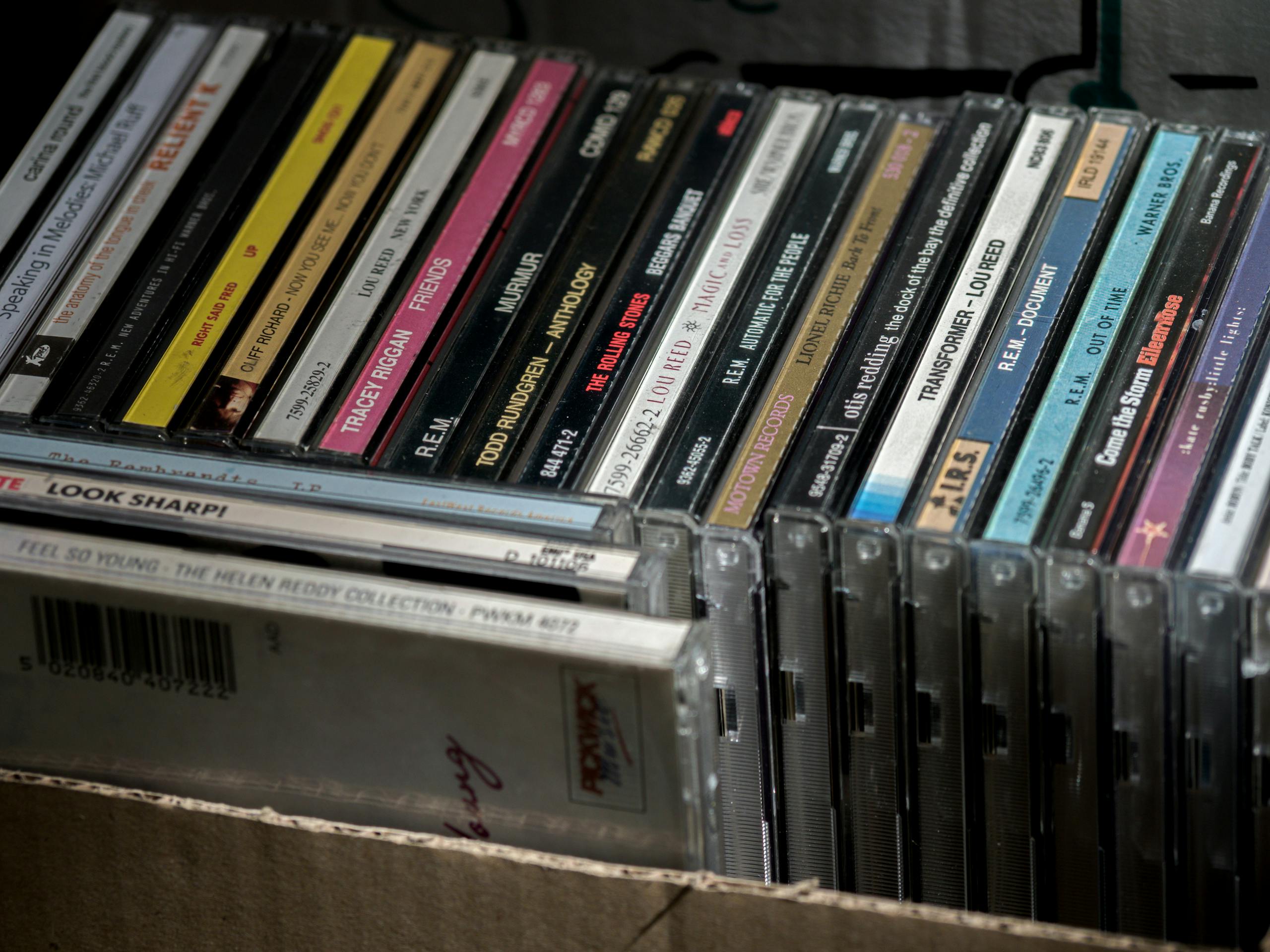 CDs que representan múltiples contratos discográficos detrás de su producción