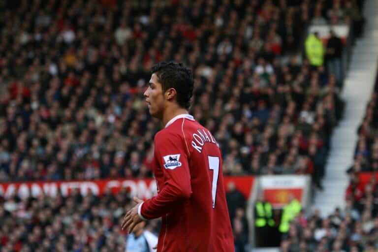 Cristano Ronaldo con la equipación local del Manchester United en Old Trafford. Los futbolistas tienen derechos conexos por su performance.