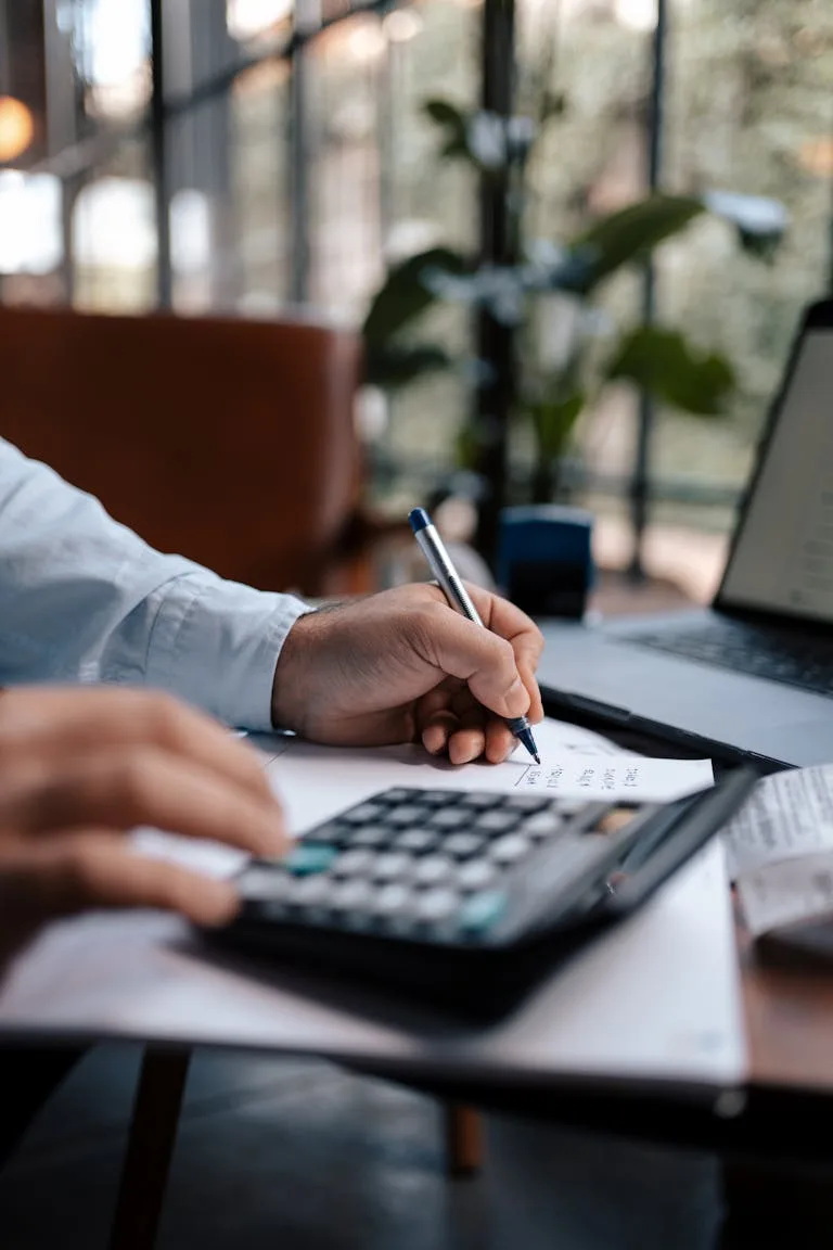 Persona calculando ingresos derivados de royalties de las obras de autores asociados a PROs