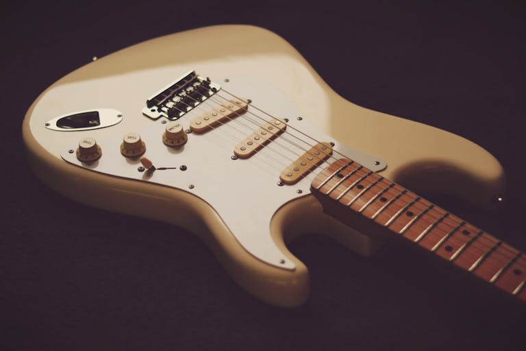 Fender Stratocaster dorada enfocada en primer plano