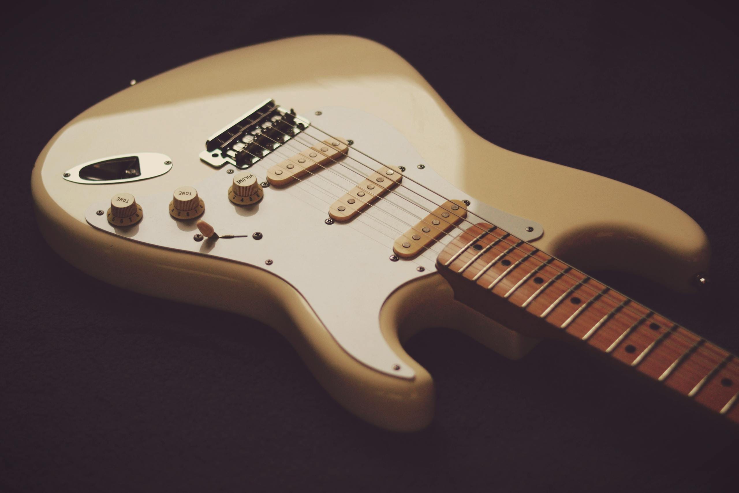 Fender Stratocaster dorada enfocada en primer plano