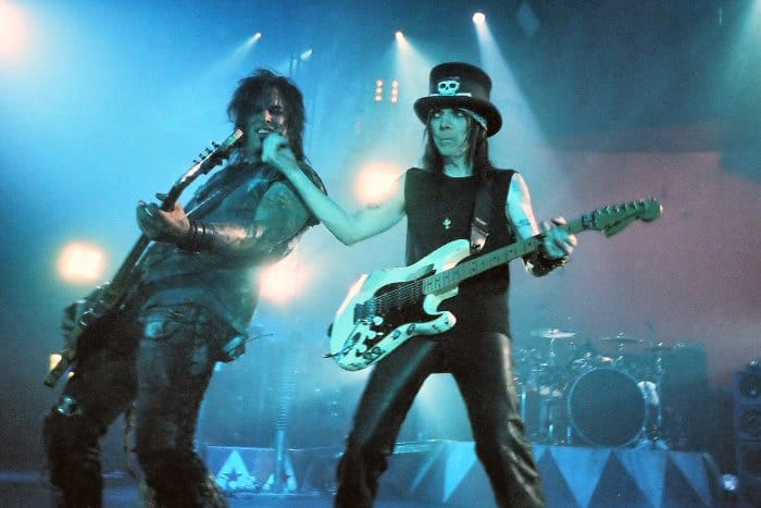 Nikki Sixx (izquierda) y Mick Mars (derecha) en 2005 tocando en vivo con Mötley Crüe