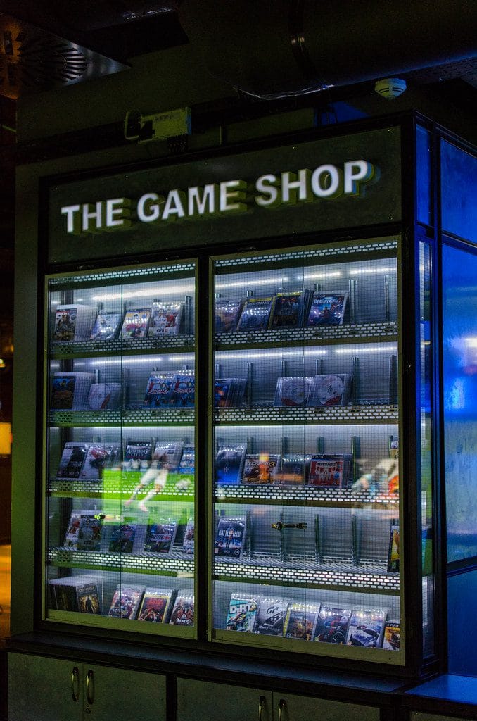 Vitrina donde se venden videojuegos en físico, muy comunes en el gaming de los años 2000, antes del auge de plataformas como Steam
