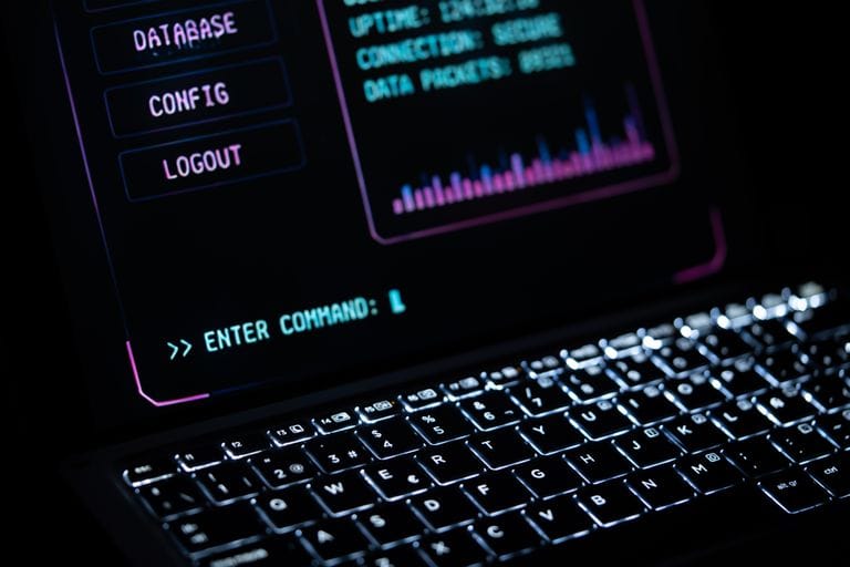Computadora que recibe prompt engineering de parte de usuarios en LLMs
