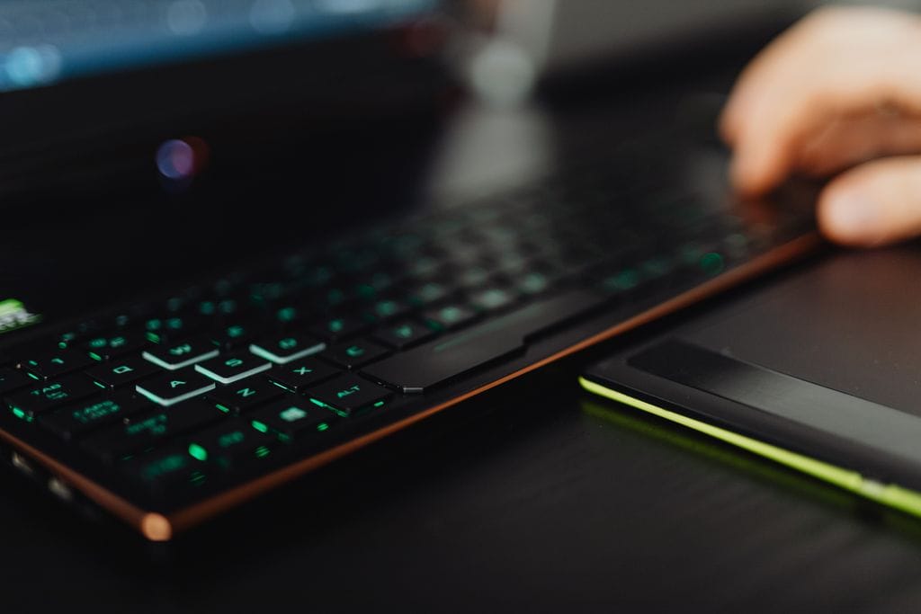 Usuario typeando prompts de inteligencia artificial en un teclado digital